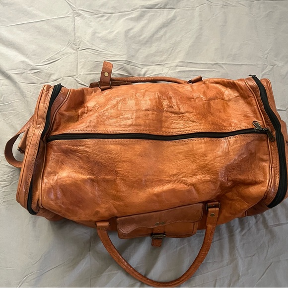 Beautiful brown leather duffle bag with high quality canvas lining - Picture 2 of 8